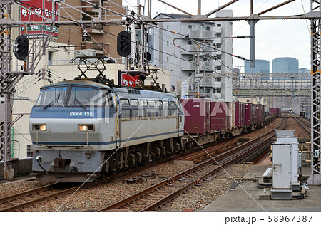 梅田貨物線を走るefコンテナ貨物列車の写真素材