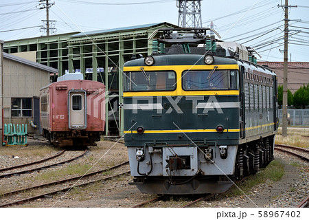 解体されゆくトワイライト色EF81電気機関車の写真素材 [58967402] - PIXTA