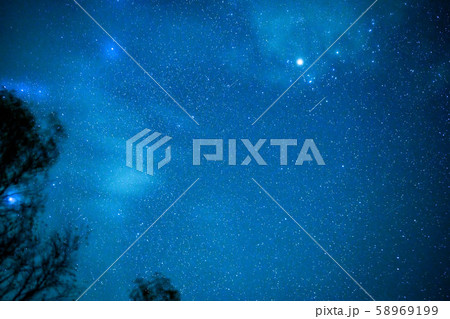 薄雲に霞む秋の星座 58969199