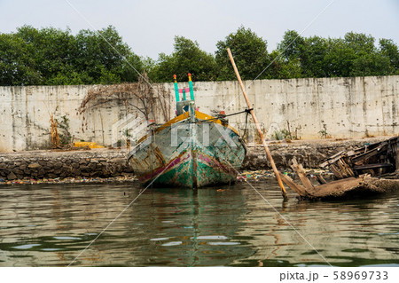 ジャカルタ・スンダ・クラパ港の小型船 ジャカルタ・スンダ・クラパ港の小型船 58969733