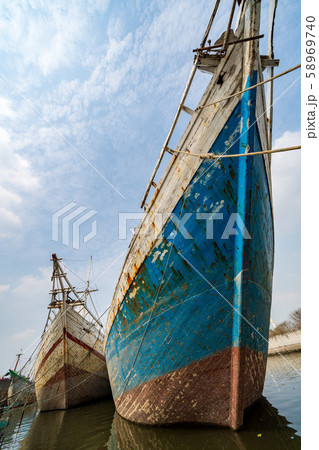 ジャカルタ・スンダ・クラパ港のピニシ船 58969740