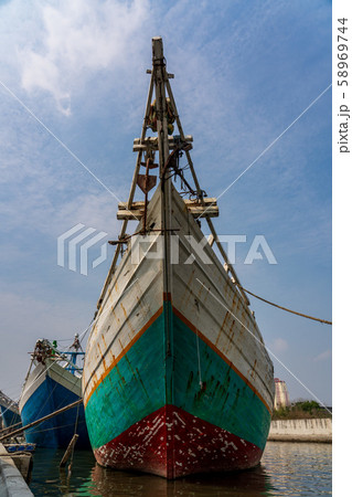 ジャカルタ・スンダ・クラパ港のピニシ船 ジャカルタ・スンダ・クラパ港のピニシ船 58969744