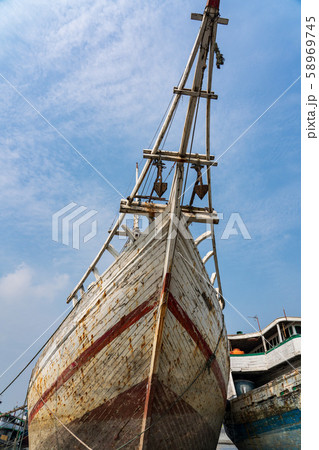 ジャカルタ・スンダ・クラパ港のピニシ船 58969745