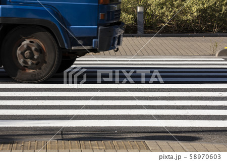 信号の無い横断歩道 信号の無い横断歩道 58970603