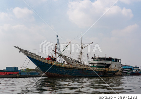 ジャカルタ・スンダ・クラパ港の木造船・ピニシ ジャカルタ・スンダ・クラパ港の木造船・ピニシ 58971233