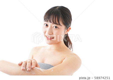 肌にクリームを塗る若い女性 58974251