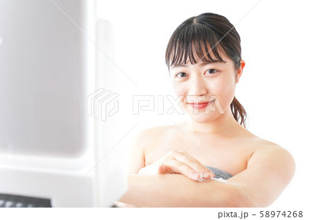 肌にクリームを塗る若い女性 58974268