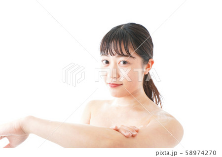 肌にクリームを塗る若い女性 58974270