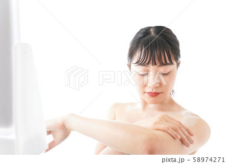 肌にクリームを塗る若い女性 58974271
