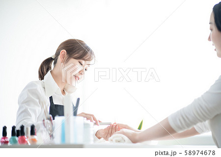 ネイルサロン　ハンドケア　美容　 58974678