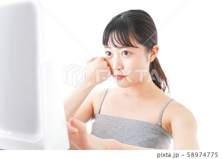 スキンケアをする若い女性 58974775
