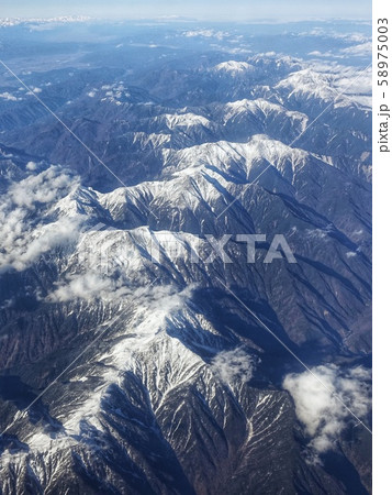 南アルプスこと赤石山脈を飛行機から一望 58975003