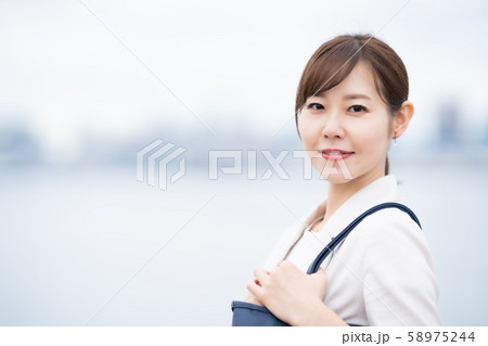 【屋外】 キャリアウーマン 30代 【屋外】 キャリアウーマン 30代 58975244