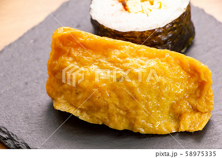 いなり寿司。写真奥には海苔巻き。 いなり寿司。写真奥には海苔巻き。 58975335