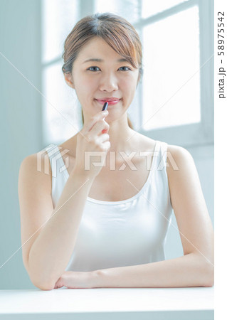 ビューティー　美容　若い女性 58975542