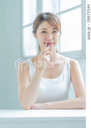 ビューティー　美容　若い女性 58975544