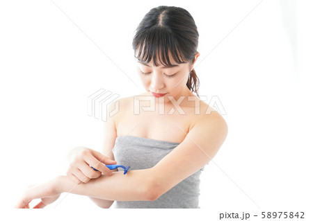 肌の脱毛をする若い女性 58975842