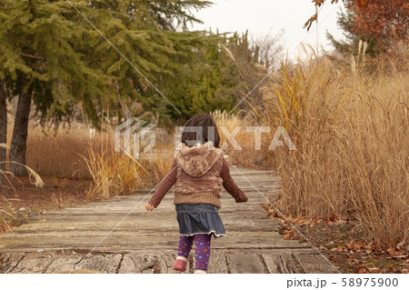 散歩する女の子 58975900