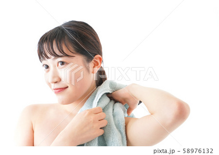 お風呂上がりの若い女性 お風呂上がりの若い女性 58976132