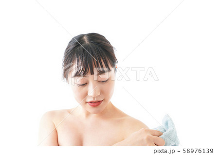 お風呂上がりの若い女性 お風呂上がりの若い女性 58976139