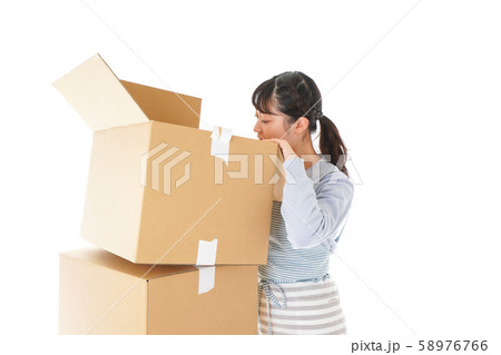 断捨離をする若い女性 58976766