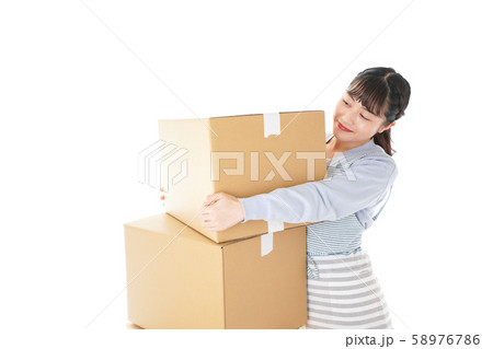 断捨離をする若い女性 断捨離をする若い女性 58976786