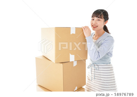 断捨離をする若い女性 58976789