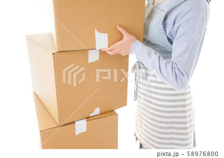 断捨離をする若い女性 58976800