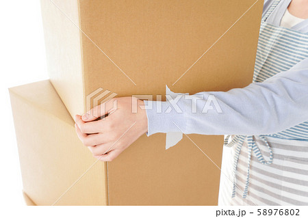 断捨離をする若い女性 断捨離をする若い女性 58976802