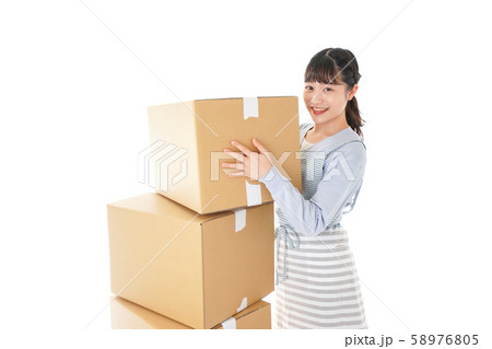 断捨離をする若い女性 断捨離をする若い女性 58976805