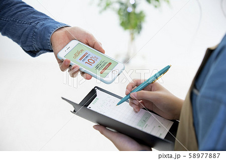 スマホ クーポン (アプリ画面はピクスタのために作成したダミーです) スマホ クーポン (アプリ画面はピクスタのために作成したダミーです) 58977887