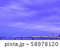 飛行機の光跡 58978120