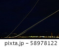 飛行機の光跡 58978122