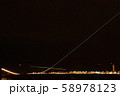 飛行機の光跡 58978123