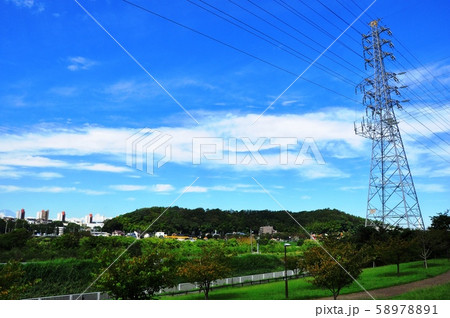 エコイメージ　高圧送電線用の鉄塔と藤沢市湘南ライフタウンの町並み 58978891