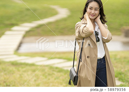 トレンチコートを着たカッコイイ女性の写真素材 トレンチコートを着たカッコイイ女性の写真素材