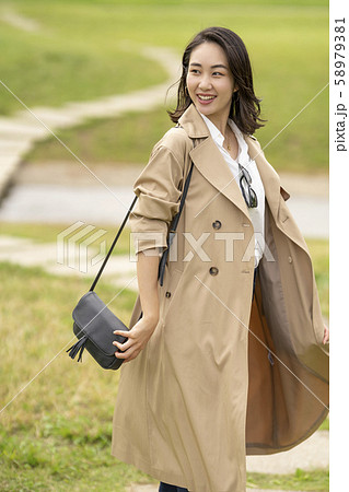 トレンチコートを着たカッコイイ女性の写真素材