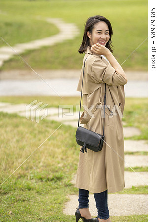 トレンチコートを着たカッコイイ女性の写真素材