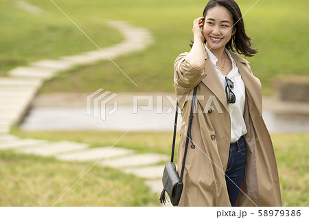 トレンチコートを着たカッコイイ女性の写真素材
