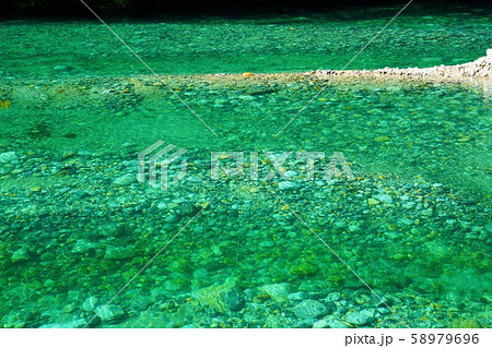 伊奈川のエメラルドグリーンの水面 伊奈川のエメラルドグリーンの水面 58979696