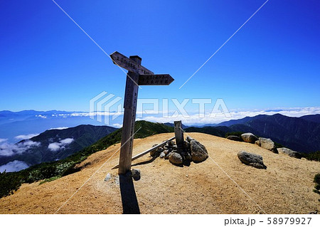越百山の山頂標識 越百山の山頂標識 58979927
