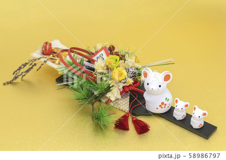 子年　年賀素材〜親子ねずみの置物と羽子板飾り 58986797