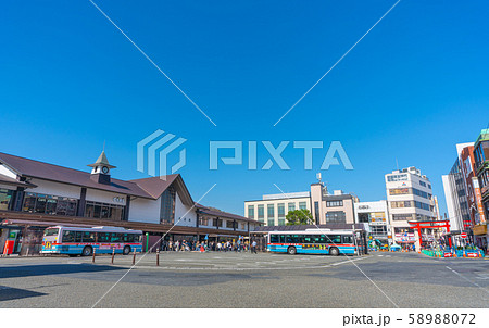 日本の鎌倉都市景観 鎌倉駅などを望む(大鳥居・小町通りなども) 日本の鎌倉都市景観 鎌倉駅などを望む(大鳥居・小町通りなども) 58988072