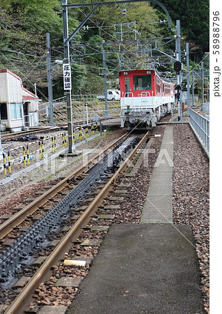 大井川鐡道　井川線のアプト式区間のラックレールとED90形 電気機関車 58988796
