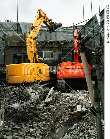 ビル解体工事 2台の重機 c-4 銀残し風の写真素材 [58988881] - PIXTA