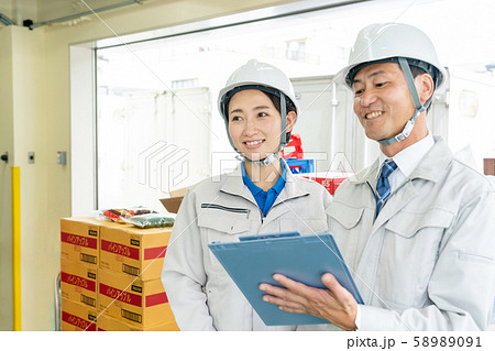 倉庫 女性作業員 ビジネスマン 物流 ビジネスイメージ 倉庫 女性作業員 ビジネスマン 物流 ビジネスイメージ 58989091