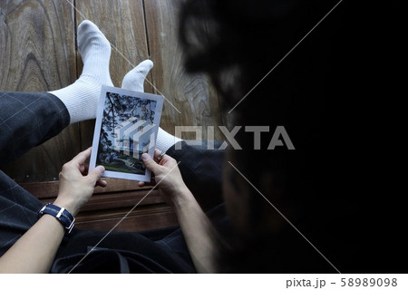 写真を見る人 58989098