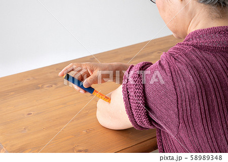 インスリンを打つ高齢者の女性 58989348