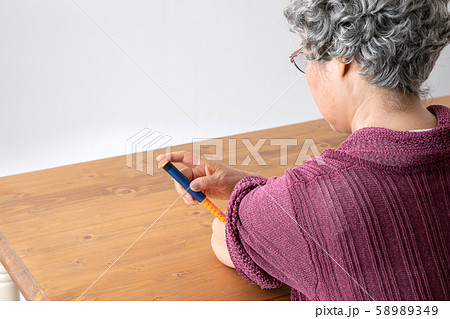 インスリンを打つ高齢者の女性 58989349