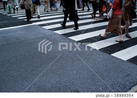 小雨のアスファルトと横断歩道 東京 銀座通り　b 58989364